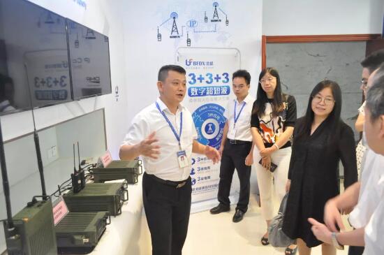 國家工信部無線電管理局、福建省工信廳等領(lǐng)導(dǎo)一行蒞臨北峰通信參觀指導(dǎo)